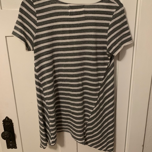 Pretty Anthropologie Scoop Tee w/ crochet pocket - Picture 2 of 4